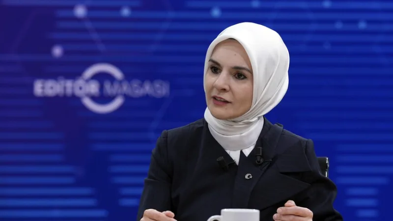 ŽIVĚ – Ministr pro rodinu a sociální služby Göktaş je hostem redakce AA